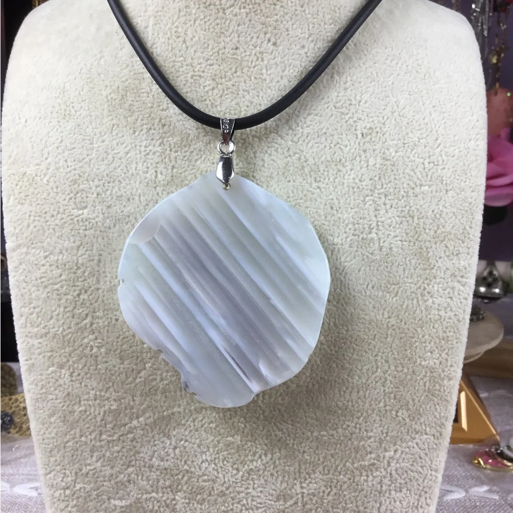 Elegant Women’s Agate Pendant Necklace